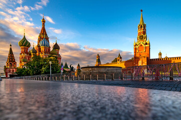 Fototapeta premium Russia, Moscow, Kremlin and St. Basil's Cathedral on Red square sunrise