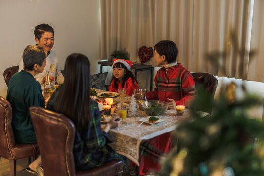 クリスマスホームパーティーを楽しむ日本人家族
