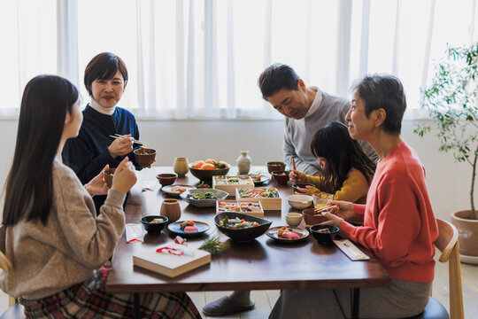 おせち料理を食べる日本人家族