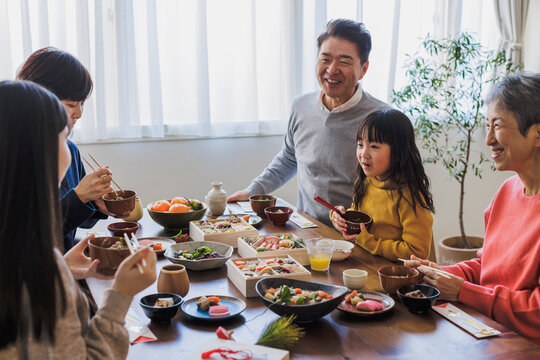 おせち料理を食べる日本人家族