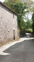 Fototapeta premium Callejuela de piedra con casas de piedra