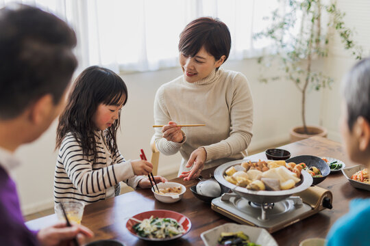おでんを食べる日本人親子