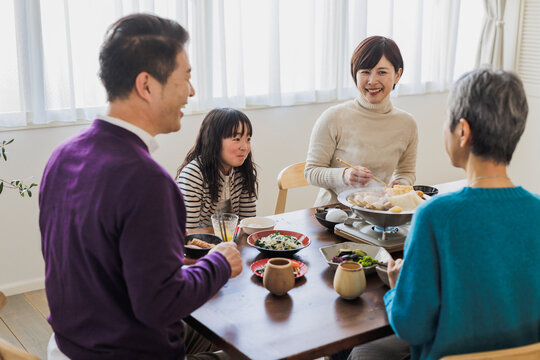 鍋料理を食べる日本人家族