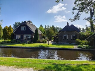 Obraz premium Giethoorn, Netherlands: A picturesque village of tranquil waterways and charming thatched-roof cottages.