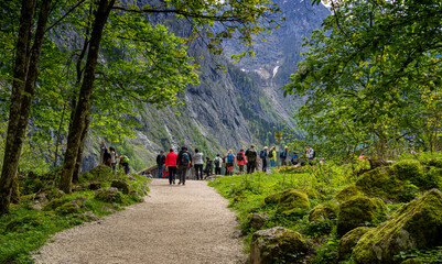 Wanderer und Touristen am Obersee, Landschaft und Naturschutzgebiete, Nationalpark Berchtesgaden,...