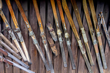nostalgische alte Holzski mit Federbindung, Bayern, Deutschland