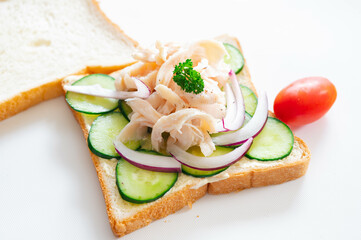 食パンにサラダチキンを乗せる