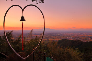 宮崎県都城市金御岳公園の天の金山の鐘と夕景