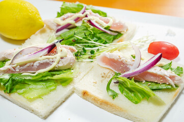 鶏のたたきロールサンド作り