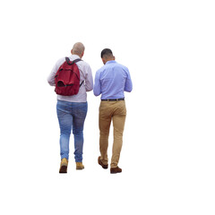 Deux hommes adultes vus de dos marchant côte à côte en tenue de mi-saison, l’un portant un sac à dos rouge, scène urbaine ou quotidienne évoquant une interaction ou une promenade amicale