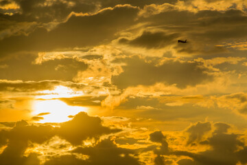 Avion et coucher de soleil