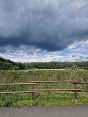 Fototapeta na wymiar Dunkle Regenwolke über einem Feld