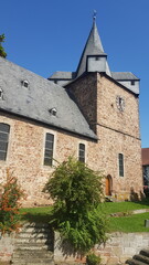 Fototapeta na wymiar die martinskirche in edertal-bergheim von süden