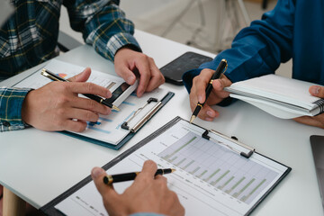 A team of young entrepreneurs and Asian startups held a business meeting. to achieve the marketing...