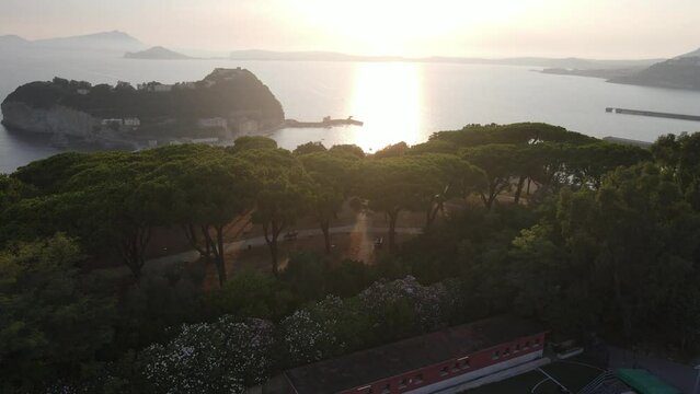 N&igrave;sida is a small island belonging to the archipelago of the Flegrean islands, located at the extreme offshoot of the Posillipo hill, in south of Italy