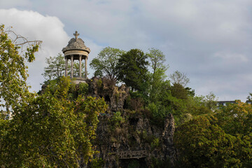 temple de la sybille in parcs des Buttes Chaumont in Paris, France  © BrookelynnBliss