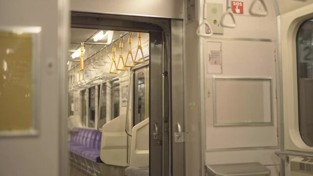 誰もいない夜の電車内の連結部分