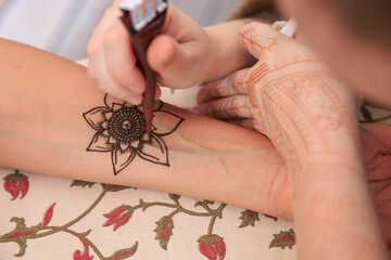 Obraz premium Henna design being applied to a persons arm
