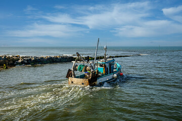 Obraz premium chalutier sortant du port