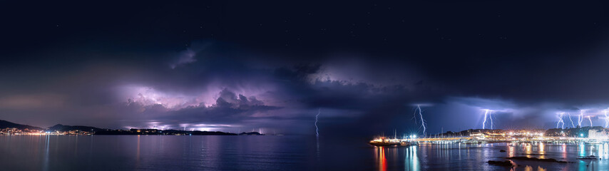 Fototapeta na wymiar Panoramica 32:9 Gran tormenta de rayos y relampagos sobre el puerto deportivo de Sanxenxo Pontevedra