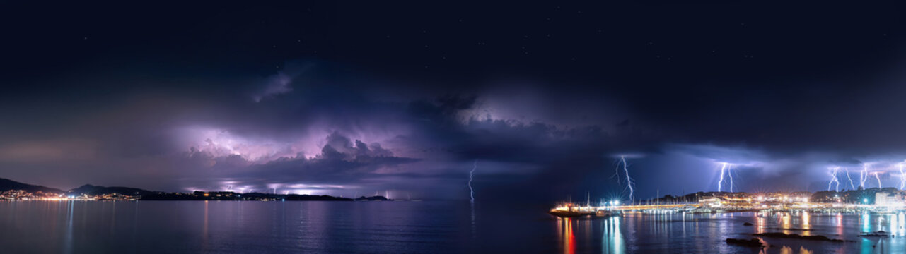 Panoramica 32:9  Gran tormenta de rayos y relampagos  sobre el puerto deportivo de Sanxenxo Pontevedra