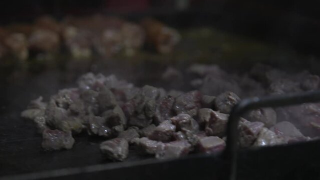 COCINANDO CARNE EN PLANCHA