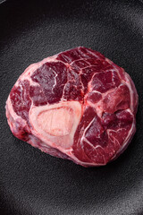 Obraz premium Fresh beef ossobuco steak with salt, spices and herbs