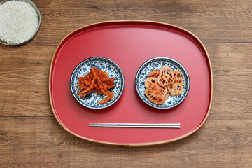 お盆にのせたスルメキムチキムチと蓮根キムチ