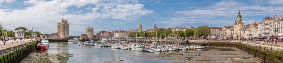 Fototapeta na wymiar Panorama du Vieux-Port de La Rochelle à marée basse