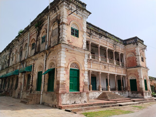 Obraz premium architecture of Ramnagar Fort on the banks of the ganges in Varanasi, India.