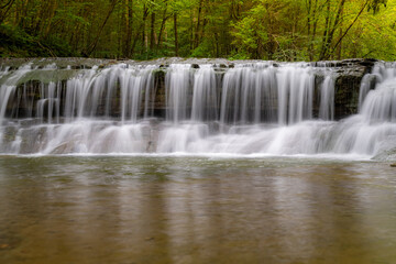 Obraz premium Late afternoon Summer photo of a waterfall in Robert H. Treman State Park near Ithaca NY, Tompkins County New York. 