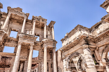 Obraz premium Ephesus, Turkey - July 24, 2023: Sights and architectural details of the ruins at Ephesus Turkey 