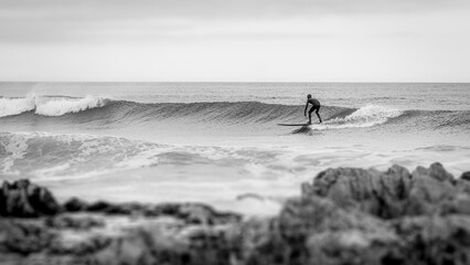 Fototapeta na wymiar Surfista en las playas de Punta del Este, Uruguay
