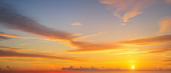 オレンジ色の夕焼けの美しい空と雲。グラデーションする空の色