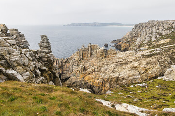 Fototapeta na wymiar rock coast at the Pointe de Penhir on the Crozon peninsula, Brittany, France
