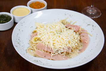Espagueti con queso y jamón