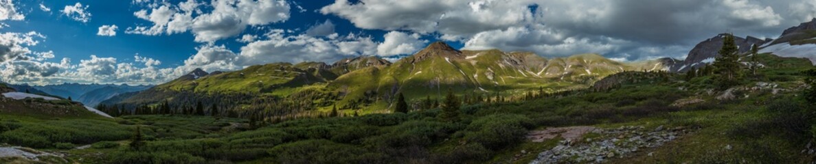 Fototapeta na wymiar Colorado mountain panorama in the summer at deer park