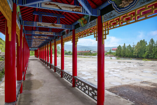 Hulunbuir in daxing AnLin root river city full of town setting cui at the foot of the mountain scenic corridor