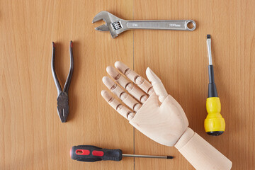 DIY作業用のいろいろな道具の様子と木製のマネキン人形の片手