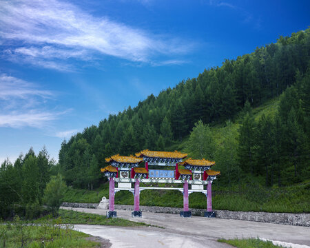 Hulunbuir in daxing AnLin root river city full of town setting cui mountain scenic spot of arch