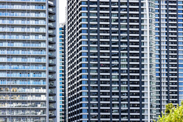 都会に建つ巨大なビル群