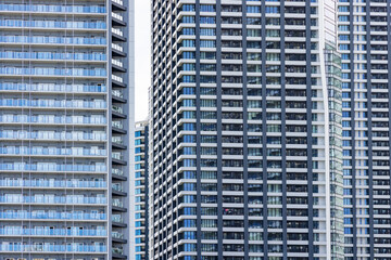 都会に建つ巨大なビル群