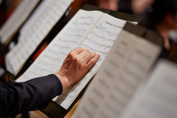Orchestra player puts his hands on the score © mnimage