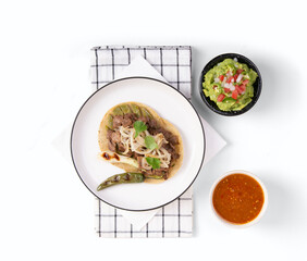 tacos auténticos mexicanos de carne asada con cebolla chiles guacamole y salsa vista cenital fondo blanco