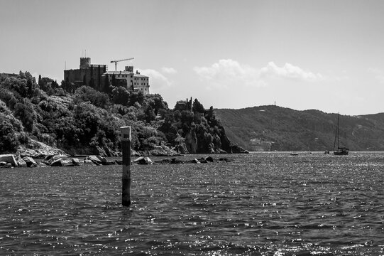 Between sea and lagoon. Sailing trip between the Marano lagoon and the Gulf of Trieste. Black and white.