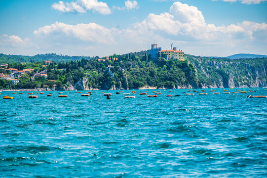 
Between sea and lagoon. Sailing trip between the Marano lagoon and the Gulf of Trieste.