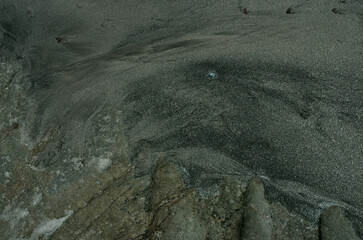 砂の浜辺、そこにはまるで見知らぬ世界が広がっている。広大な草木の未だ育たない岩石や岩や砂礫だけの原初の地球、時には不毛の大平原のようでもあり、母なる水を蓄えた優しく美しい地球の表面のようでもある。またある時には、地球の奥底を覗いているような恐れ、おののき、うめき声すらも聞こえてくる。混沌とした世の中、地球温暖化という重大な危機を迎え、この母なる地球が、今、悲鳴を上げている。私たちは何をなすべきか。