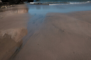 砂の浜辺、そこにはまるで見知らぬ世界が広がっている。広大な草木の未だ育たない岩石や岩や砂礫だけの原初の地球、時には不毛の大平原のようでもあり、母なる水を蓄えた優しく美しい地球の表面のようでもある。またある時には、地球の奥底を覗いているような恐れ、おののき、うめき声すらも聞こえてくる。混沌とした世の中、地球温暖化という重大な危機を迎え、この母なる地球が、今、悲鳴を上げている。私たちは何をなすべきか。