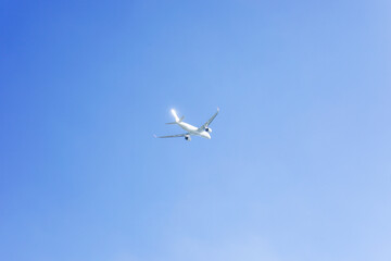 離陸する飛行機と青空