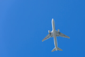 離陸する飛行機と青空